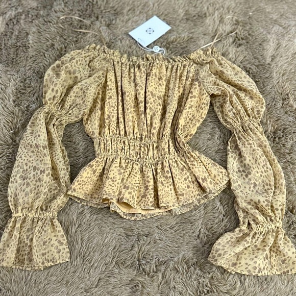Wayf Tops - W.A.Y.F Smocked Off-Shoulder Top